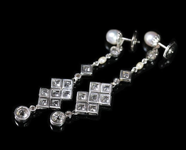 Boucles d'oreilles Art Déco - Boucles d’oreilles pendantes en platine, diamants et perles fines 58 Facettes