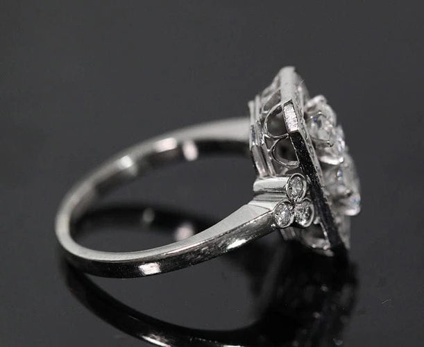 Bague 53 Bague Art déco en platine et diamants, vers 1920 58 Facettes
