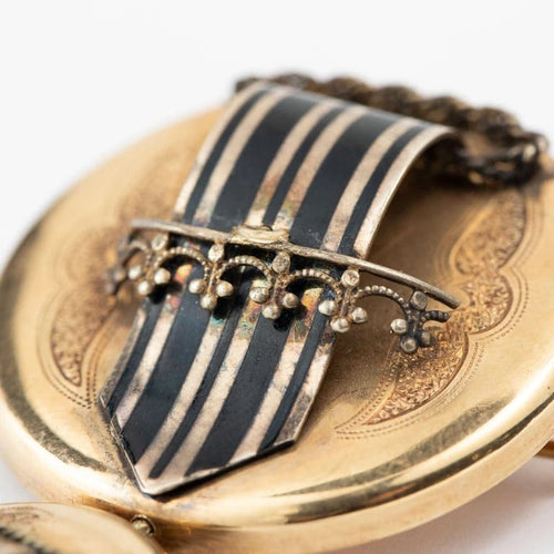 Broche Broche en or jaune 14 carats et émail noir 58 Facettes