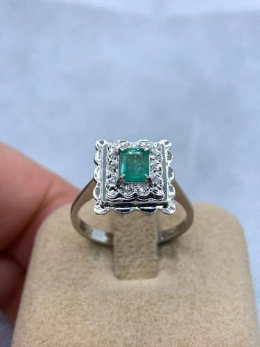 Bague 56 Bague vintage rectangulaire en or blanc 18 carats émeraude et diamants 58 Facettes