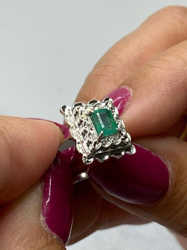 Bague 56 Bague vintage rectangulaire en or blanc 18 carats émeraude et diamants 58 Facettes