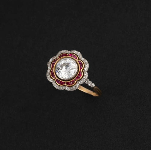 Bague 59 Bague festonnée en or jaune et platine, diamants et rubis 58 Facettes 4417