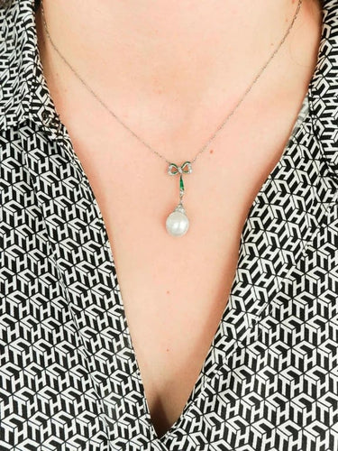 Collier Collier nœud - Pendentif en platine avec perle fine, diamants et émeraudes 58 Facettes 1184