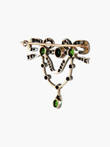 Pendentif Broche-pendentif ruban en or et argent, grenats démantoïdes et diamants 58 Facettes 1185