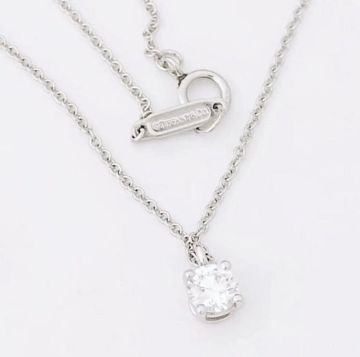Collier Tiffany & Co. - Collier solitaire en platine serti d’un diamant 0,28 ct 58 Facettes