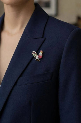 Broche Broche coq en or jaune et blanc 18 carats, diamants, rubis et saphirs 58 Facettes