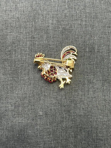 Broche Broche coq en or jaune et blanc 18 carats, diamants, rubis et saphirs 58 Facettes