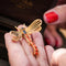 Broche Marchak Libellule - Broche en or jaune 18 carats, corail et corindons 58 Facettes