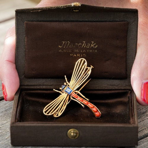 Broche Marchak Libellule - Broche en or jaune 18 carats, corail et corindons 58 Facettes
