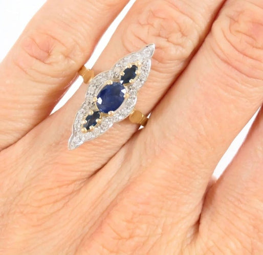 Bague 54 Bague marquise en or jaune et or blanc 18 carats, saphirs et diamants 58 Facettes
