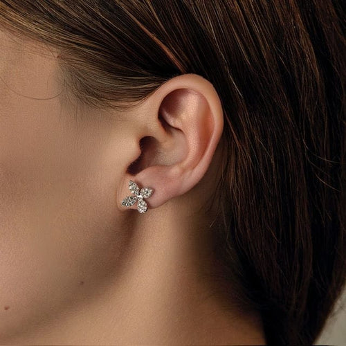 Boucles d'oreilles Boucles d’oreilles en or blanc en forme de trèfle et diamants 58 Facettes F59