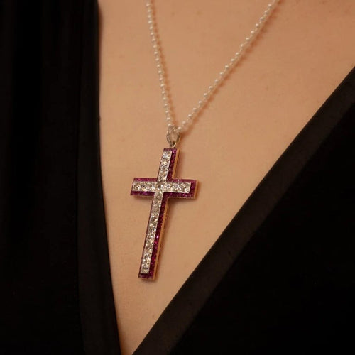 Pendentif Croix en or jaune 18 kt sertie de diamants et rubis 58 Facettes 36601015