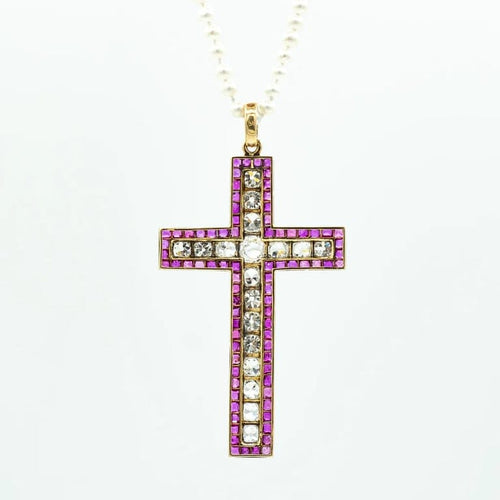 Pendentif Croix en or jaune 18 kt sertie de diamants et rubis 58 Facettes 36601015