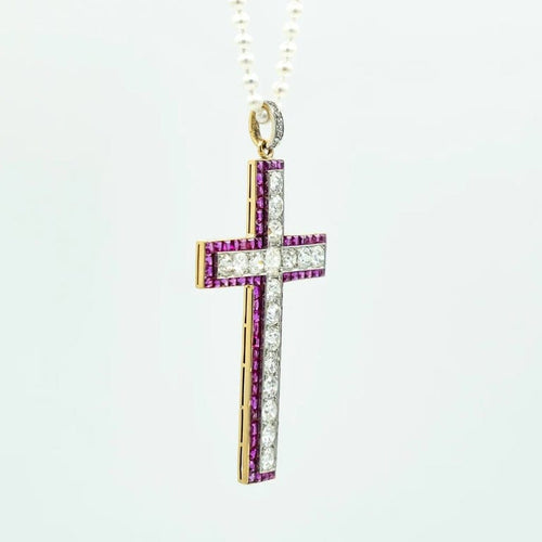 Pendentif Croix en or jaune 18 kt sertie de diamants et rubis 58 Facettes 36601015