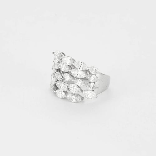 Bague 56 Bague en or blanc 18 carats sertie de diamants taille marquise 58 Facettes