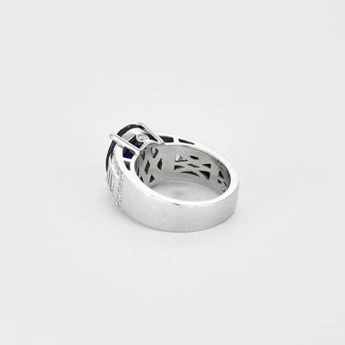 Bague 53 Bague en or blanc 18 carats avec saphir ovale et diamants 58 Facettes