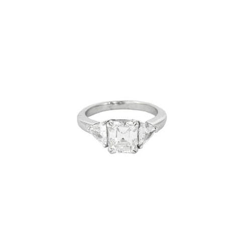 Bague 52 Bague en or blanc 18 carats avec diamants taille émeraude et triangles 58 Facettes