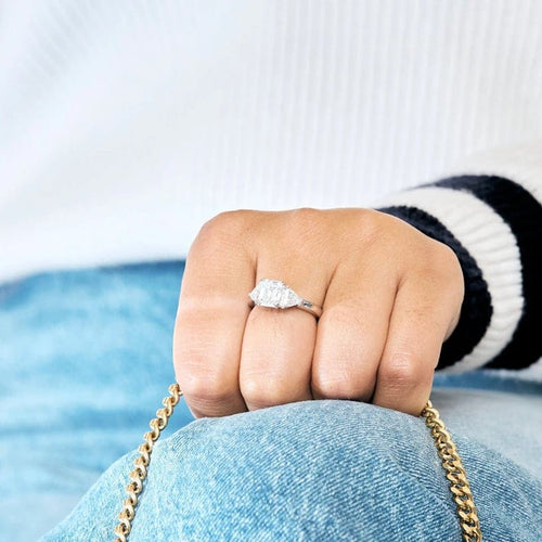 Bague 52 Bague en or blanc 18 carats avec diamants taille émeraude et triangles 58 Facettes