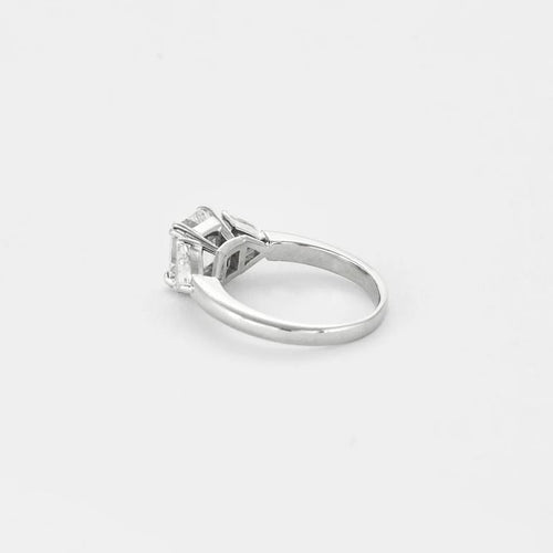 Bague 52 Bague en or blanc 18 carats avec diamants taille émeraude et triangles 58 Facettes