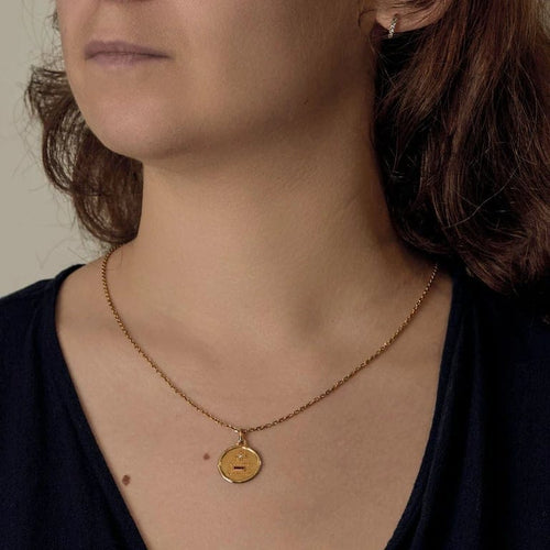 Pendentif Augis - Médaille « + qu’hier – que demain » en or jaune avec diamant 58 Facettes