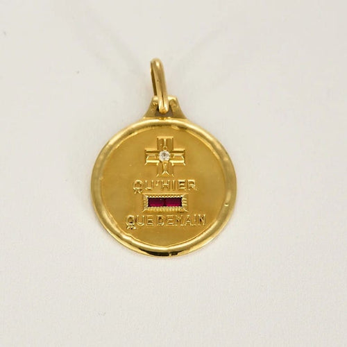 Pendentif Augis - Médaille « + qu’hier – que demain » en or jaune avec diamant 58 Facettes