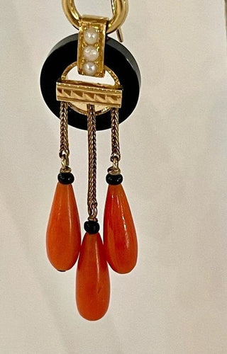 Boucles d'oreilles Boucles d’oreilles pendantes en or jaune 18 carats, onyx, corail et perles fines 58 Facettes 862568