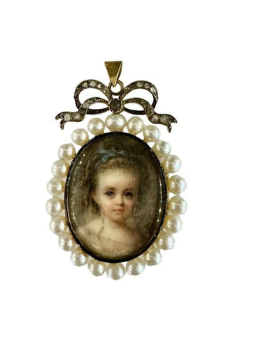 Pendentif Cécile Villeneuve - Pendentif médaillon portrait en cristal de roche, perles 58 Facettes