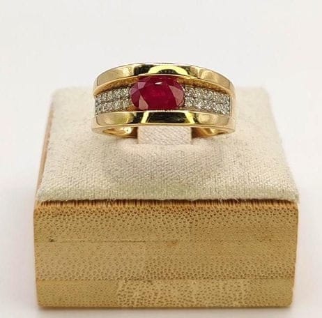 Bague 55 Bague bandeau en or jaune 18K avec rubis ovale et diamants 58 Facettes