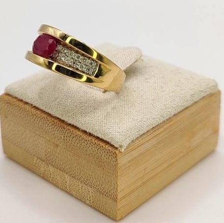 Bague 55 Bague bandeau en or jaune 18K avec rubis ovale et diamants 58 Facettes