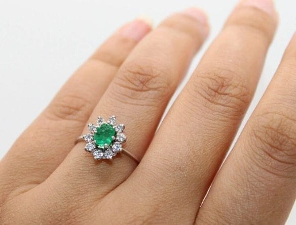 Bague Bague marguerite en or gris 18K à émeraude et diamants 58 Facettes