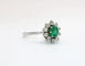 Bague Bague marguerite en or gris 18K à émeraude et diamants 58 Facettes