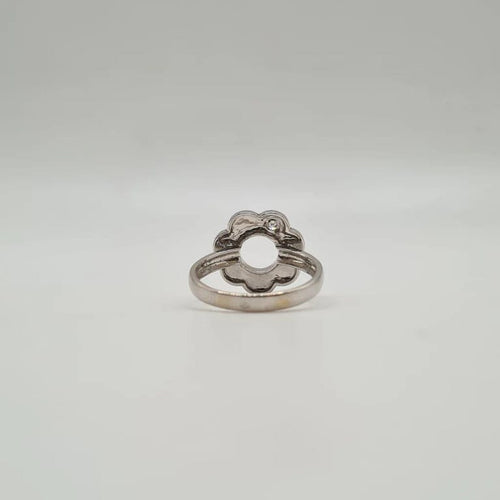 Bague 54 Bague fleur en or blanc 18 carats sertie d’un diamant 58 Facettes