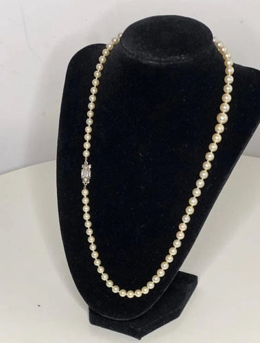 Collier Collier Art déco - Perles de culture, fermoir en or gris et diamants 55 cm 58 Facettes