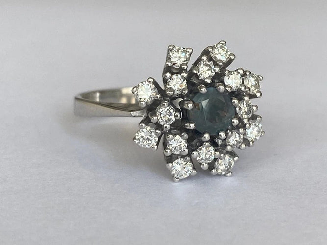 Bague 52.5 Bague en or blanc 14 carats avec alexandrite 0,60 ct et diamants 58 Facettes