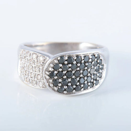 Bague 57 Bague pavée en or blanc 18K avec onyx et diamants 58 Facettes