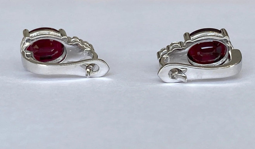 Boucles d'oreilles Boucles d’oreilles puces en or blanc 18 carats, rubis et diamants 58 Facettes