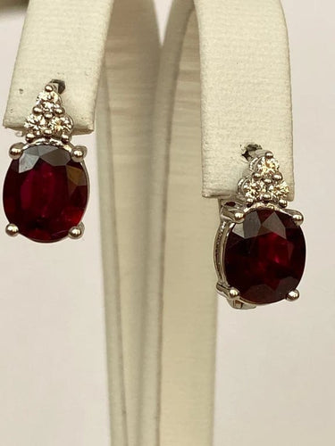 Boucles d'oreilles Boucles d’oreilles puces en or blanc 18 carats, rubis et diamants 58 Facettes