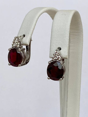 Boucles d'oreilles Boucles d’oreilles puces en or blanc 18 carats, rubis et diamants 58 Facettes