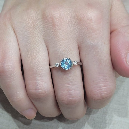Bague 53 Bague - Topaze et diamants en or blanc 18k 58 Facettes S331