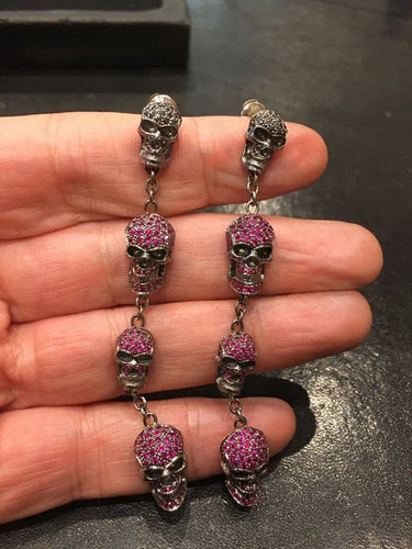 Boucles d'oreilles Pendants d’oreilles « Têtes de mort » en or noirci 18 ct rubis et diamants noirs 58 Facettes