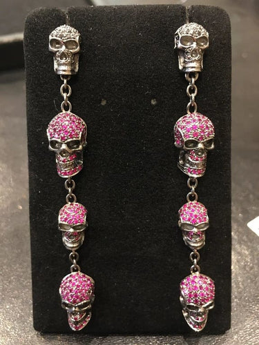 Boucles d'oreilles Pendants d’oreilles « Têtes de mort » en or noirci 18 ct rubis et diamants noirs 58 Facettes