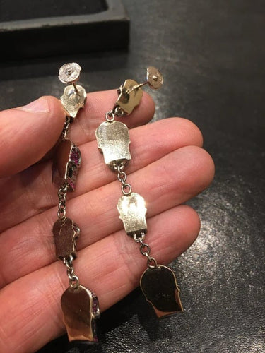Boucles d'oreilles Pendants d’oreilles « Têtes de mort » en or noirci 18 ct rubis et diamants noirs 58 Facettes