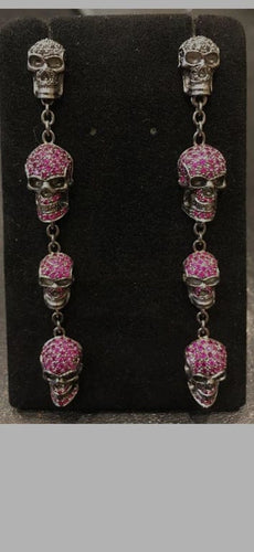 Boucles d'oreilles Pendants d’oreilles « Têtes de mort » en or noirci 18 ct rubis et diamants noirs 58 Facettes