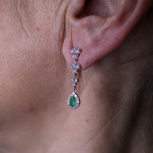 Boucles d'oreilles Pendantes - Boucles d’oreilles en or blanc 18 K, émeraudes et diamants 58 Facettes UKA000091FV
