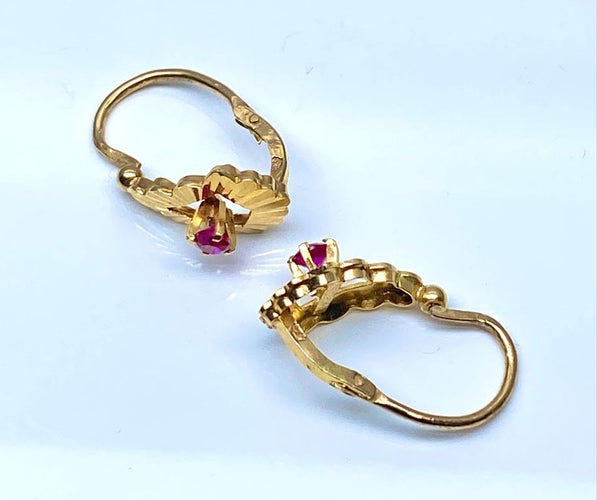 Boucles d'oreilles Boucles d’oreilles dormeuses en or jaune 18 carats et pierres rouges 58 Facettes AB677