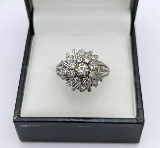 Bague 56 Bague marguerite fleur vintage en or gris 18K sertie de diamants 58 Facettes AX-570