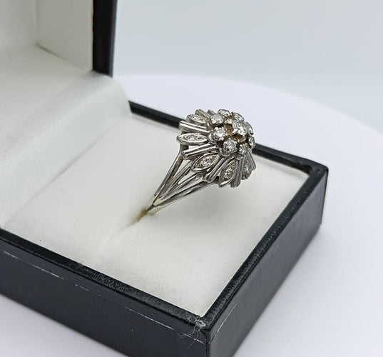 Bague 56 Bague marguerite fleur vintage en or gris 18K sertie de diamants 58 Facettes AX-570