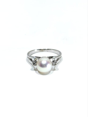 Bague 53 Bague en or blanc 18 carats avec perle et diamants 58 Facettes 1714229