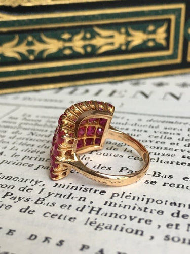 Bague 49 Bague rectangulaire en or jaune 18K et rubis birmans 58 Facettes 236