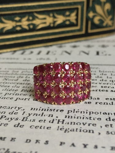 Bague 49 Bague rectangulaire en or jaune 18K et rubis birmans 58 Facettes 236